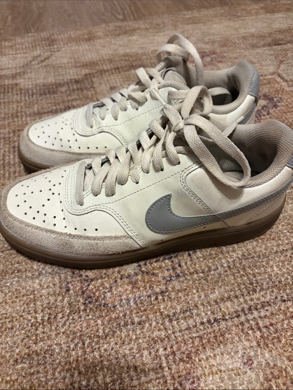 Nike Low-Top Sneakers in Off-White and Light Gray